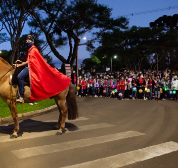 Colégio Imperatriz Dona Leopoldina realiza seu Desfile de Lanternas e inicia Campanha de Natal